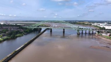 Mersey Nehri 'ni kaplayan Demir Köprü