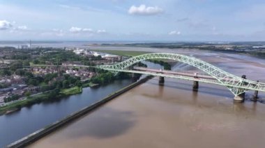 Mersey Nehri 'ni kaplayan Demir Köprü Hava Görüntüsü