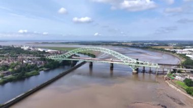 Mersey Nehri 'ni kaplayan Demir Köprü