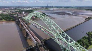 Mersey Nehri 'ni kaplayan Demir Köprü