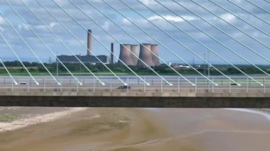 İngiltere 'de Mersey Nehri' ni kaplayan bir köprü boyunca giden araçlar.