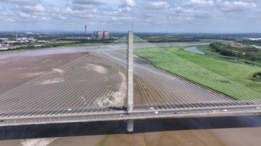 İngiltere 'de Mersey Nehri' ni kaplayan bir köprü boyunca giden araçlar.