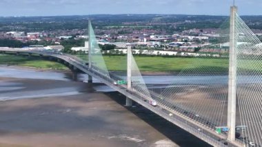 Mersey Nehri boyunca uzanan Kablolu Araç Köprüsü