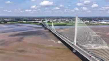 Mersey Nehri boyunca uzanan Kablolu Araç Köprüsü
