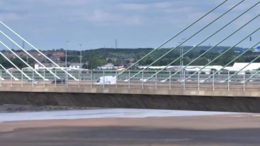 İngiltere 'de Mersey Nehri' ni kaplayan bir köprü boyunca giden araçlar.