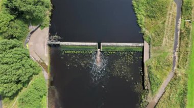 Weir Nehri Düşük Seviyeli Havadan Görünümlü Suyu Geçiyor