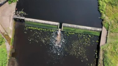 Weir Nehri Düşük Seviyeli Havadan Görünümlü Suyu Geçiyor