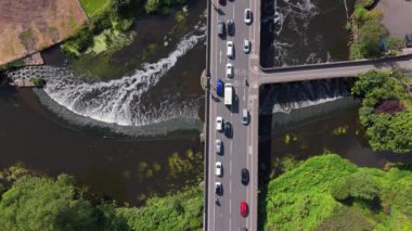 Weir Nehri İngiltere 'de bir yol kenarında.