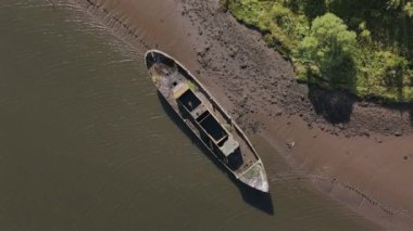 Yazın Nehir Kıyısındaki Eski Batık