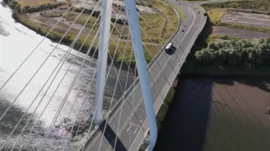 Nehri geçen araçlar Sunderland 'daki bir köprüyü aşıyor.