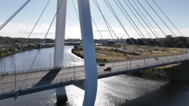 Nehri kaplayan bir köprü Sunderland şehrine doğru bakıyor.