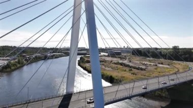 Nehri kaplayan bir köprü Sunderland şehrine doğru bakıyor.