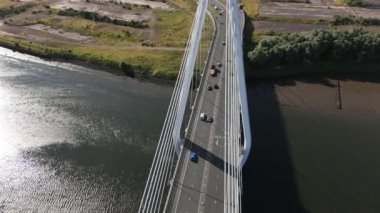 Nehri geçen araçlar Sunderland 'daki bir köprüyü aşıyor.