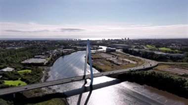 Sunderland Şehri ve Köprüsü Nehri Geçiyor