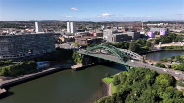 Nehri kaplayan Sunderland Demir Köprüsü Giyin