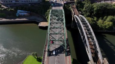 Nehri kaplayan Sunderland Demir Köprüsü Giyin