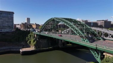 Sunderland 'daki Wearmouth Köprüsü Nehri genişletecek Hava Manzarası Giyin