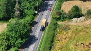 Yaz Hasadı sırasında Saman Balyalarını Hareket ettiren Bir Traktörün Hava Görüntüsü