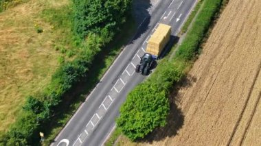 Yaz Hasadı sırasında Traktör Saman Balyalarını Taşıyor