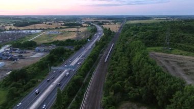 İngiltere, Dusk 'ta tren ve otoyol trafiği