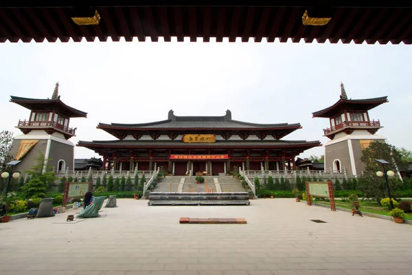 五月十日 2014年5月10日在中国河北省塘山市兴国寺的佛教建筑景观 免版税图库照片