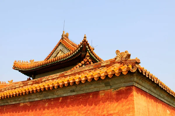 清朝东方墓葬的红色釉面瓷砖屋檐墙 图库图片