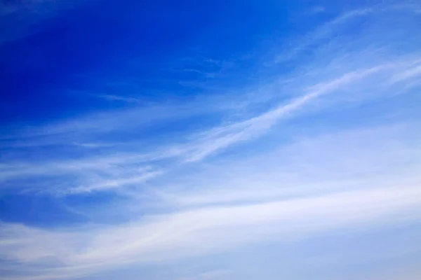 Μπλε Ουρανός Και Λευκά Σύννεφα Κοντινό Πλάνο Της Φωτογραφίας Εικόνα Αρχείου