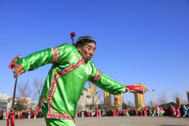 Luannan County - 10 Şubat 2017: Çinli halk dansları Yangko gösterisi, Luannan County, Hebei Eyaleti, Chin