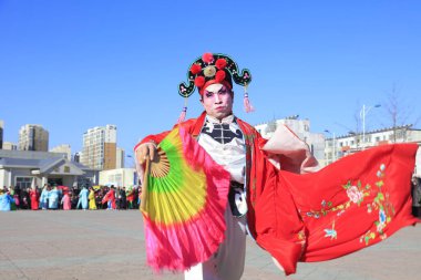 Luannan County - 10 Şubat 2017: Çinli halk dansları Yangko gösterisi, Luannan County, Hebei Eyaleti, Chin