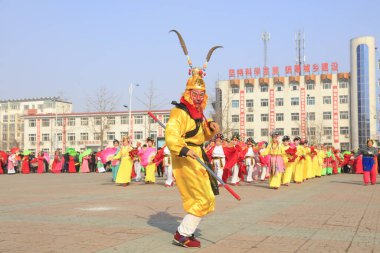Luannan County - 13 Şubat 2017: Çinli halk dansları Yangko gösterisi, Luannan County, Hebei Eyaleti, Chin