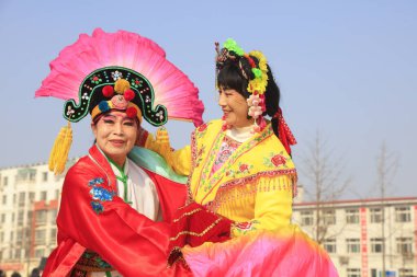 Luannan County - 13 Şubat 2017: Çinli halk dansları Yangko gösterisi, Luannan County, Hebei Eyaleti, Chin