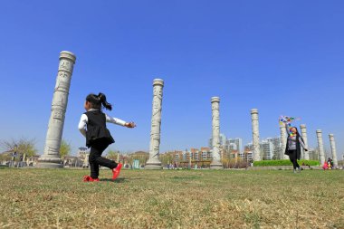 Luannan County - 15 Nisan 2017: İnsanlar açık havada uçurtma uçuruyor, Luannan County, Hebei Eyaleti, Çin, 15 Nisan 201