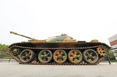 Shijiazhuang - 5 Mayıs 2017: bir anıtın önündeki tanklar, Shijiazhuang, Hebei, Çin