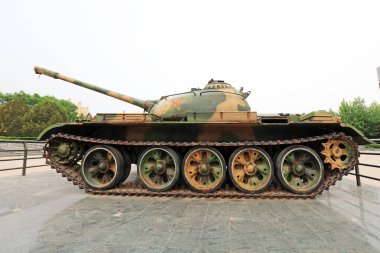 Shijiazhuang - 5 Mayıs 2017: bir anıtın önündeki tanklar, Shijiazhuang, Hebei, Çin