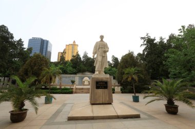 Shijiazhuang - 5 Mayıs 2017: Dr. Bethune heykeli, bir anıtın önünde, Shijiazhuang, Hebei Eyaleti, Çin