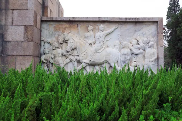 石家庄市 2017年5月5日 中国河北省石家庄市纪念大厅外墙上的浮雕 免版税图库图片