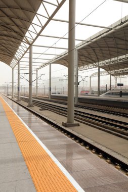Tren istasyonları, platformlar ve demiryolları