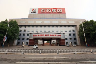 Shijiazhuang - 5 Mayıs 2017: Shijiazhuang Eczacılık Grubu, Shijiazhuang Şehri, Hebei Eyaleti, kapısı, Çin