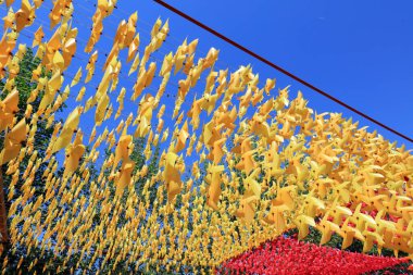 Yel değirmeni parkta süslenmişti.