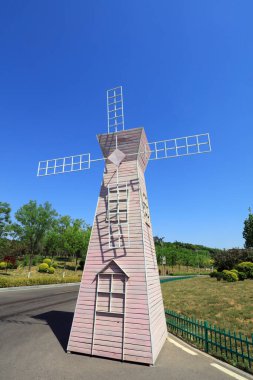 Yel değirmeni mimarisi parselde