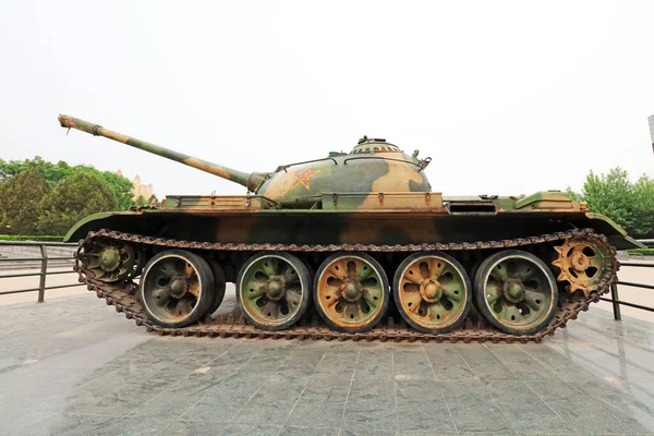 Shijiazhuang, 5 Mayıs 2017: Tanklar bir anıtın önünde, Shijiazhuang, Hebei, Çin