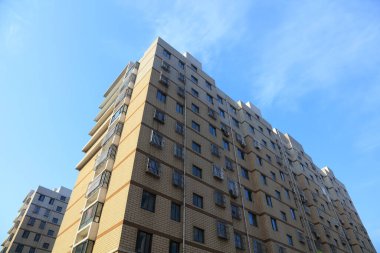 Mavi gökyüzünün altındaki yüksek binalar