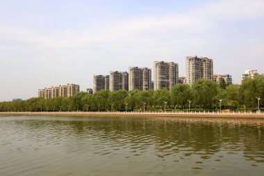 Suyun kenarındaki yüksek binalar