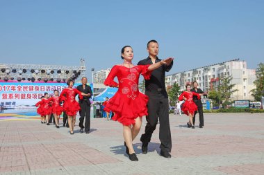 Luannan County - 8 Ağustos 2017: Bir parkta spor dansı gösterisi, Luannan County, Hebei Eyaleti, Çin