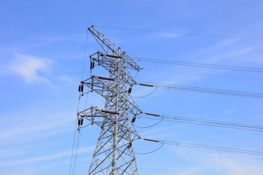 Mavi gökyüzünde elektrik kulesi