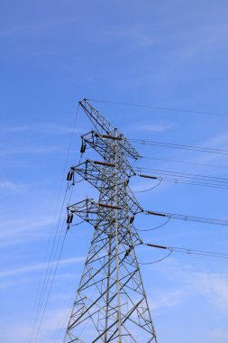 Mavi gökyüzünde elektrik kulesi