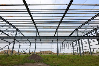 Endüstriyel fabrikanın çelik iskeleti