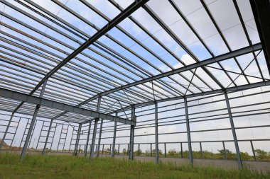 Endüstriyel fabrikanın çelik iskeleti