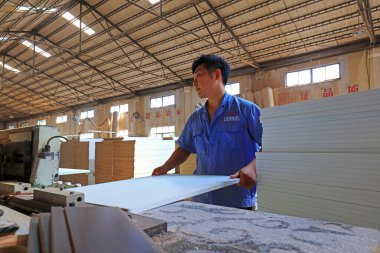 Luannan County, Çin - 28 Ağustos 2017: İşçiler mobilya üretim hatları, Luannan County, Hebei Eyaleti, Çin