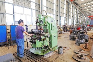 Luannan County, Çin - 28 Ağustos 2017: İşçiler Çin 'in Hebei Eyaleti, Luannan Eyaleti, Luannan Eyaleti, Çin' de emaye çelik üretim hattı ile meşguller